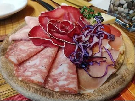 Tagliere di affettati misti serviti al ristorante La Sorgente