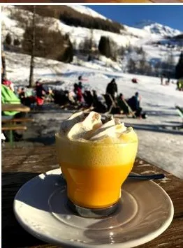 Bombardino servito in terrazza con vista sulle piste