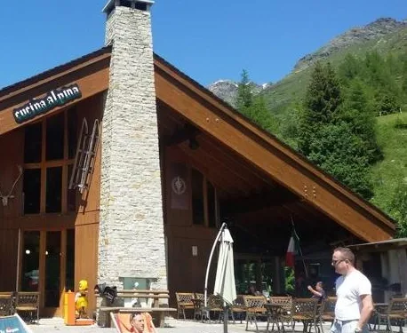 Facciata del ristorante La Sorgente immersa nel verde