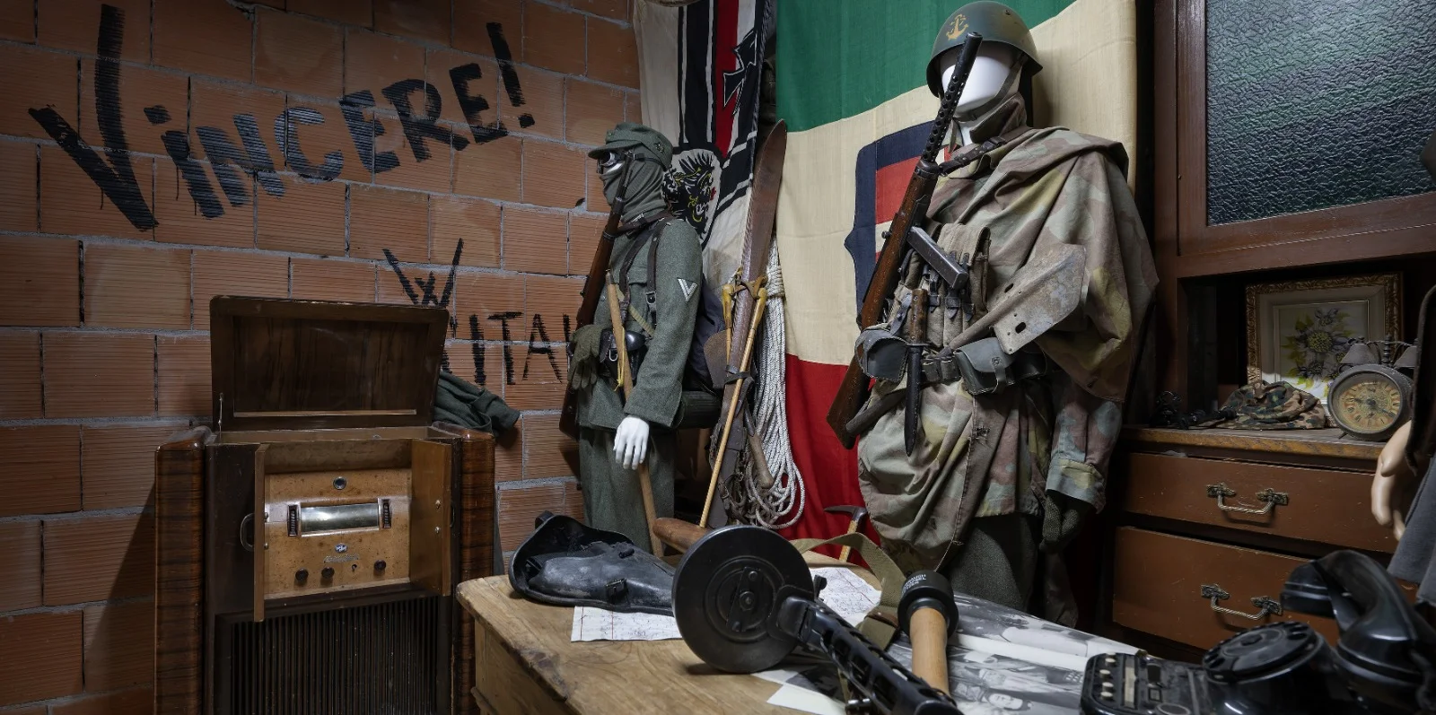 Cimeli, uniformi e oggetti d'epoca allestiti nel museo della memoria