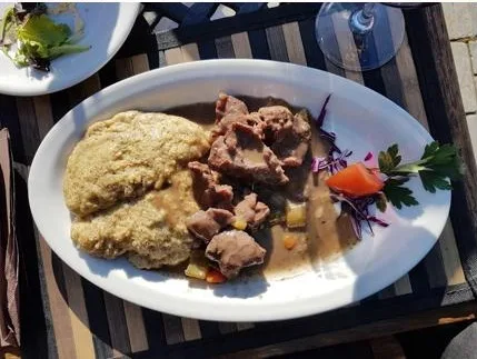 Stracotto con polenta servito al ristorante La Sorgente
